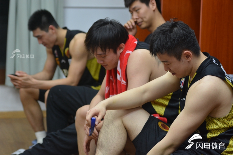 转会期CBA季后赛焦点战,巴塞罗那更衣室发声,赛场秩序良好,球队文化再被提及(巴塞罗那比赛视频回放) 转会期CBA季后赛焦点战,巴塞罗那更衣室发声,赛场秩序良好,球队文化再被提及(巴塞罗那比赛视频回放)