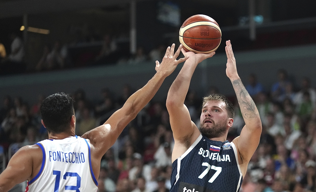 包含东契奇在巴塞罗那比赛中惊艳表现丹佛掘金围绕足总杯篮板制胜，现场解说直呼：风云突变巴塞罗那集结日官宣签约的词条